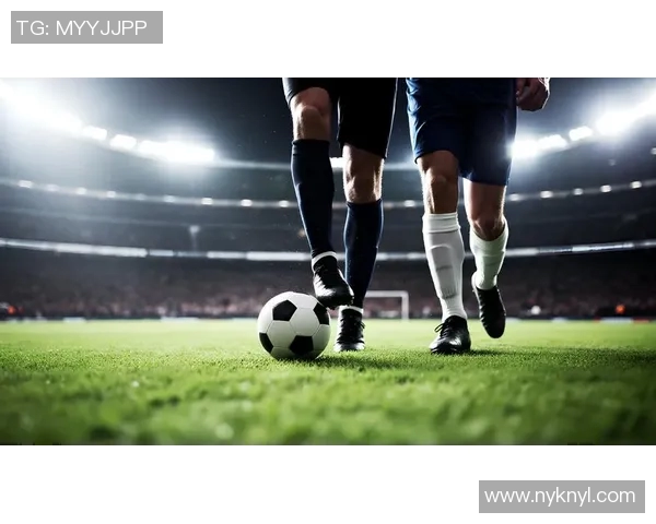 绿茵场上追逐梦想的球星背影展现激情与力量